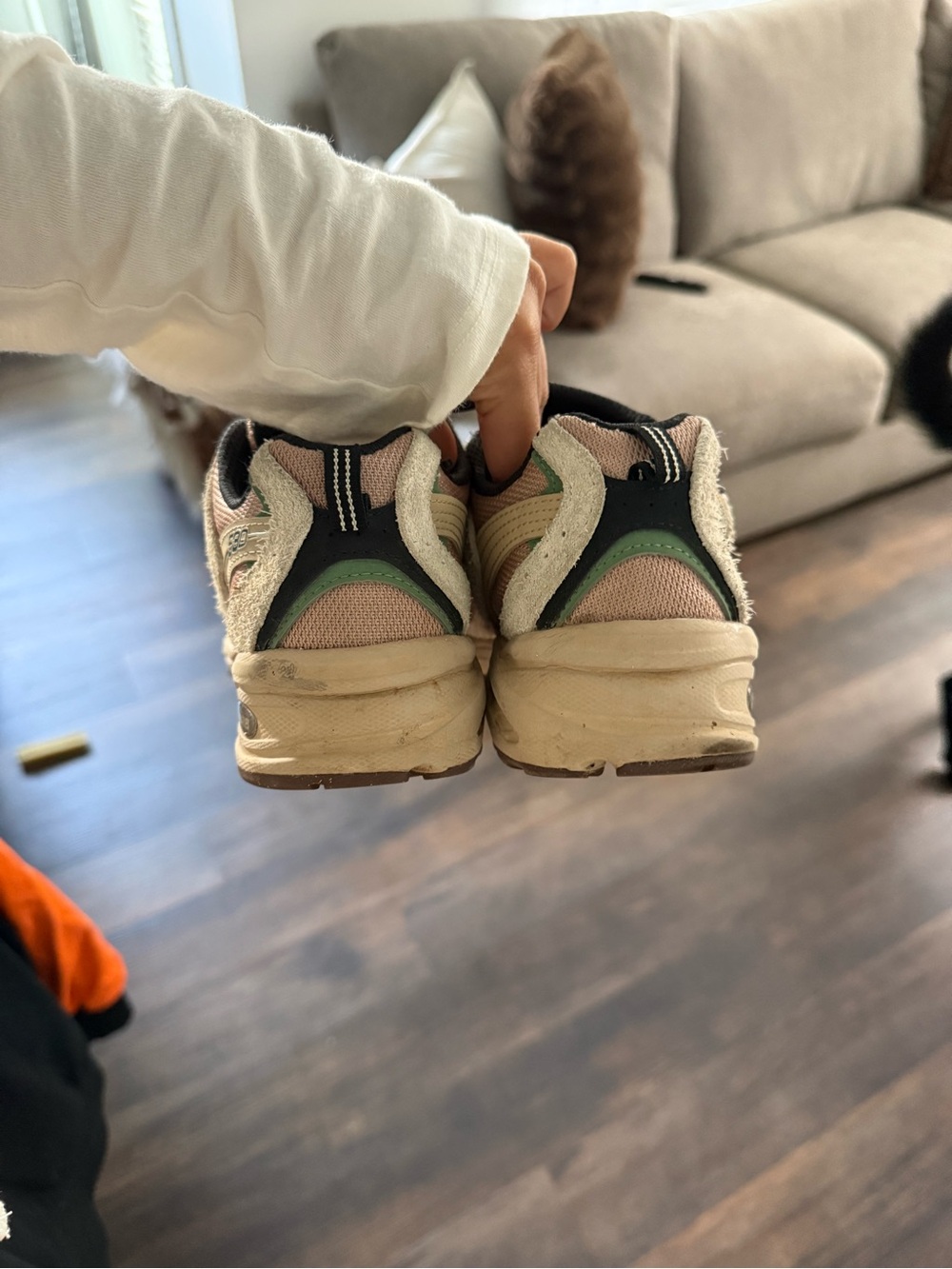 New Balance beige and pink 530 runner with green accents - Picture 2 of 6